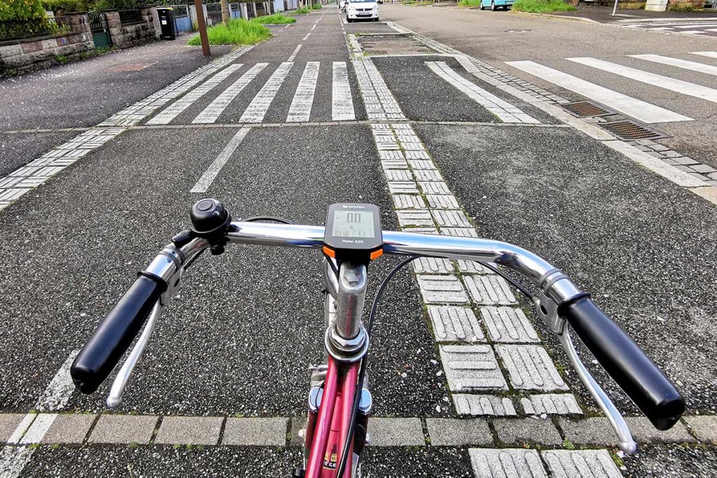 Vélo sur une piste cyclable à Strasbourg